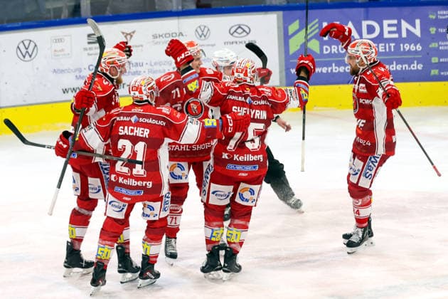 Sahnpark Crimmitschau 25.09.2026 Saison 2026 27 Eishockey 2. Bundesliga Hauptrunde Spiel 3 Kunsteisstadion Sachsen Eispiraten Eispiraten - Dresdner Eislöwen Noah Garthe 71 erzielt das 1:0 für den EPC Jubel Crimmitschau Sachsen Germany