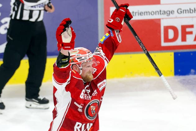 Sahnpark Crimmitschau 25.09.2026 Saison 2026 27 Eishockey 2. Bundesliga Hauptrunde Spiel 3 Kunsteisstadion Sachsen Eispiraten Eispiraten - Dresdner Eislöwen Stanislav Dietz Torschütze zum 2:0 Jubel Crimmitschau Sachsen Germany