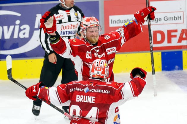 Sahnpark Crimmitschau 25.09.2026 Saison 2026 27 Eishockey 2. Bundesliga Hauptrunde Spiel 3 Kunsteisstadion Sachsen Eispiraten Eispiraten - Dresdner Eislöwen Stanislav Dietz Torschütze zum 2:0 Jubel mit Louis Brune beide EPC Crimmitschau Sachsen Germany