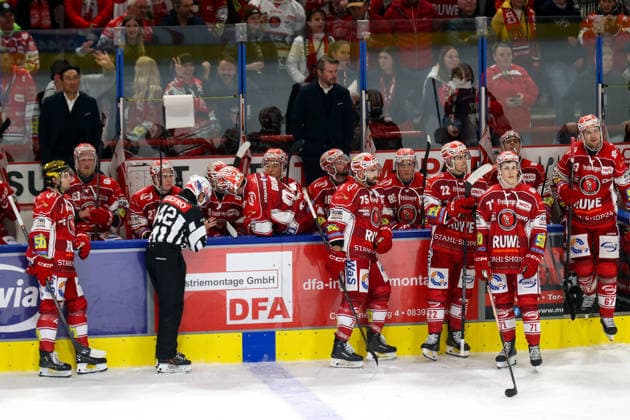 Sahnpark Crimmitschau 25.09.2026 Saison 2026 27 Eishockey 2. Bundesliga Hauptrunde Spiel 3 Kunsteisstadion Sachsen Eispiraten Eispiraten - Dresdner Eislöwen Wechselbank Eispiraten Crimmitschau Sachsen Germany