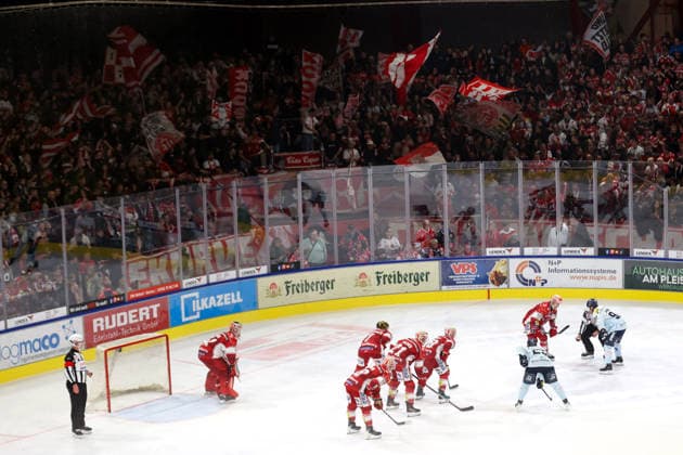 Sahnpark Crimmitschau 25.09.2026 Saison 2026 27 Eishockey 2. Bundesliga Hauptrunde Spiel 3 Kunsteisstadion Sachsen Eispiraten Eispiraten - Dresdner Eislöwen Spieleindruck mit Stadion Crimmitschau Sachsen Germany