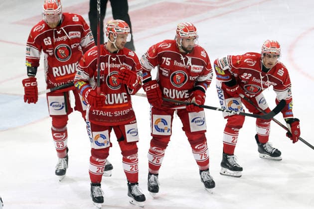 Sahnpark Crimmitschau 25.09.2026 Saison 2026 27 Eishockey 2. Bundesliga Hauptrunde Spiel 3 Kunsteisstadion Sachsen Eispiraten Eispiraten - Dresdner Eislöwen Stanislav Dietz 63 - Emil Quaas 20 - Denis Shevyrin 75 - Tim Lutz 22 v.l. alle EPC Crimmitschau Sachsen Germany