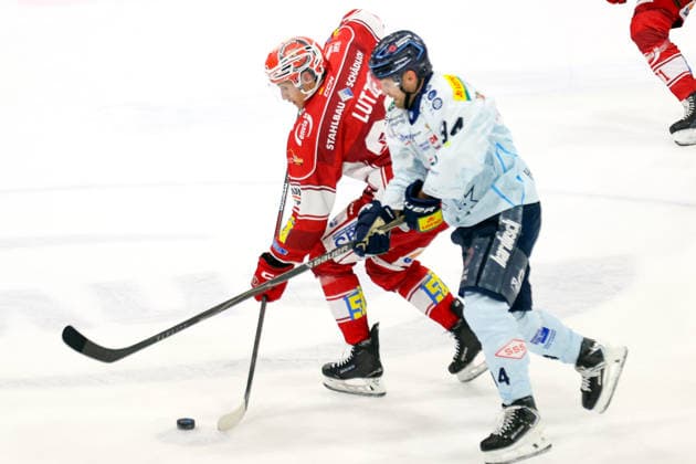 Sahnpark Crimmitschau 25.09.2026 Saison 2026 27 Eishockey 2. Bundesliga Hauptrunde Spiel 3 Kunsteisstadion Sachsen Eispiraten Eispiraten - Dresdner Eislöwen Tim Lutz EPC rot - Jan Nijenhuis Dresden Crimmitschau Sachsen Germany