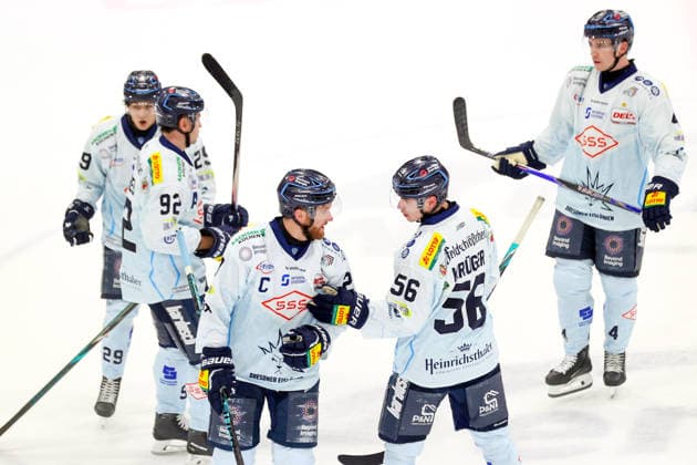 Sahnpark Crimmitschau 25.09.2026 Saison 2026 27 Eishockey 2. Bundesliga Hauptrunde Spiel 3 Kunsteisstadion Sachsen Eispiraten Eispiraten - Dresdner Eislöwen Dane Fox Kapitän spricht mit Felix Krüger 56 beide Dresden Crimmitschau Sachsen Germany