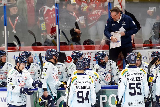 Sahnpark Crimmitschau 25.09.2026 Saison 2026 27 Eishockey 2. Bundesliga Hauptrunde Spiel 3 Kunsteisstadion Sachsen Eispiraten Eispiraten - Dresdner Eislöwen Auswechselbank Dresden Subr Bohuslav Coach Trainer Crimmitschau Sachsen Germany