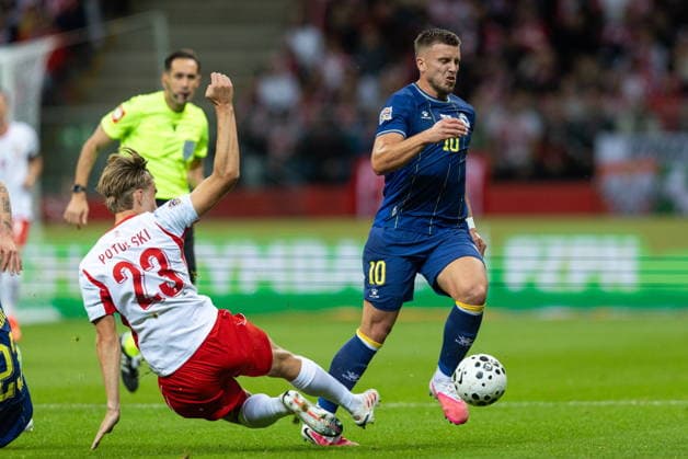 WARSAW, POLAND - SEPTEMBER 25: Ermedin Demirovic Kacper Potulski during the UEFA Nations League B Group 4 Round 1 MD1 match between Poland nad Bosnia and Herzegovina at PGE Narodowy on September 25, 2026 in Warsaw, Poland --- Pilka nozna. Liga Narodow B Grupa 4 mecz : Polska - Bosnia i Hercegowina (Photo by Igor Jakubowski Arena Akcji) NEWSPIX.PL --- newspix.pl 