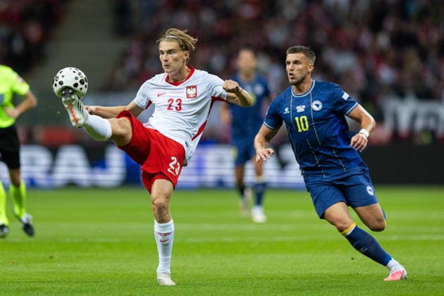 WARSAW, POLAND - SEPTEMBER 25: Kacper Potulski Ermedin Demirovic during the UEFA Nations League B Group 4 Round 1 MD1 match between Poland nad Bosnia and Herzegovina at PGE Narodowy on September 25, 2026 in Warsaw, Poland --- Pilka nozna. Liga Narodow B Grupa 4 mecz : Polska - Bosnia i Hercegowina (Photo by Igor Jakubowski Arena Akcji) NEWSPIX.PL --- newspix.pl 