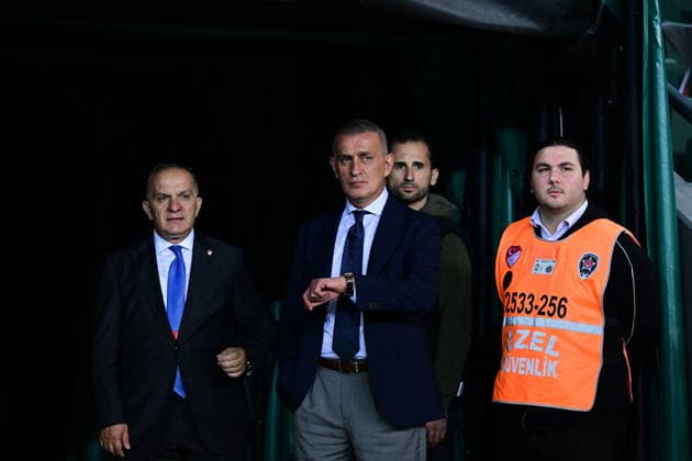 Turkiye v France - UEFA Nations League KOCAELI, TURKIYE - SEPTEMBER 25: Turkish Football Federation (TFF) President Ibrahim Haciosmanoglu (C) follows the players from the sideline before the UEFA Nations League A League Group 1 match between Turkiye and France at Kocaeli Stadium in Kocaeli, Turkiye, on September 25, 2026. Abdülhamid Hosbas Anadolu Kocaeli Turkey. Editorial use only. Please get in touch for any other usage.  Copyright: x2026xAnadoluxAbdülhamidxHoÅübaÅüx