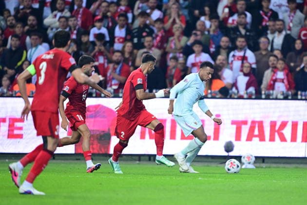 Turkiye v France - UEFA Nations League KOCAELI, TURKIYE - SEPTEMBER 25: Zeki Celik (2) of Turkiye in action against Kylian Mbappe (R) of France during the UEFA Nations League A League Group 1 match between Turkiye and France at Kocaeli Stadium in Kocaeli, Turkiye, on September 25, 2026. Abdulhamid Hosbas Anadolu Kocaeli Turkey. Editorial use only. Please get in touch for any other usage.  Copyright: x2026xAnadoluxAbdulhamidxHosbasx