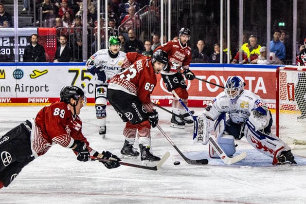 Gregor MacLeod (Koelner Haie, 89), Patrick Russell (Koelner Haie, 63) vs Jack LaFontaine (Eisbaeren Berlin, 45) Koelner Haie vs. Eisbaeren Berlin, Eishockey, Penny DEL, Spieltag 03, 2026 2027, 25.09.2026 Koelner Haie vs. Eisbaeren Berlin, Eishockey, Penny DEL, Spieltag 03, 2026 2027, 25.09.2026 Koeln Copyright: xEibner-Pressefoto GerhardxWingenderx EP_GWR