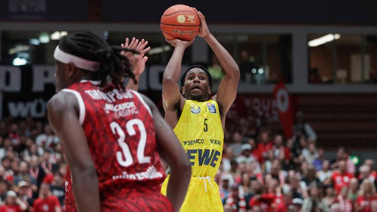 Im Bild: v.li. Charles Thompson (Wuerzburg Baskets, 32) und Jeremy Roach (EWE Baskets Oldenburg, 5) mit dem Dreipunktewurf 25.09.2026, Fitness First Wuerzburg Baskets vs. EWE Baskets Oldenburg, easyCredit BBL, 2. Spieltag, Deutschland, 97072, tectake-Arena Wuerzburg, Copyright: HMBxMedia xJulienxBecker