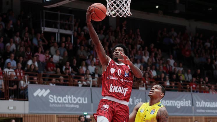 Im Bild: v.li. Eddie Colbert III (Wuerzburg Baskets, 0) mit dem Korbleger gegen Demajeo Wiggins (EWE Baskets Oldenburg, 2) 25.09.2026, Fitness First Wuerzburg Baskets vs. EWE Baskets Oldenburg, easyCredit BBL, 2. Spieltag, Deutschland, 97072, tectake-Arena Wuerzburg, Copyright: HMBxMedia xJulienxBecker