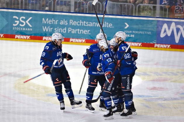 Adler Mannheim celebrating their first goal. GER, Adler Mannheim vs. Krefeld Pinguine, Eishockey, PENNY DEL, 3. Spieltag, Spielzeit 2026 2027, 25.09.2026 GER, Adler Mannheim vs. Krefeld Pinguine, Eishockey, PENNY DEL, 3. Spieltag, Spielzeit 2026 2027, 25.09.2026 Deutschland Copyright: xEibner-Pressefoto LenaxUllrichx EP_LUH