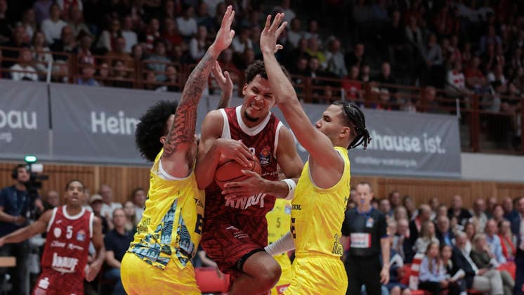 Im Bild: v.li. Tylan Pope (EWE Baskets Oldenburg, 9), Brandon Tischler (Wuerzburg Baskets, 8) am Ball und Nicholas Tischler (EWE Baskets Oldenburg, 11) 25.09.2026, Fitness First Wuerzburg Baskets vs. EWE Baskets Oldenburg, easyCredit BBL, 2. Spieltag, Deutschland, 97072, tectake-Arena Wuerzburg, Copyright: HMBxMedia xJulienxBecker