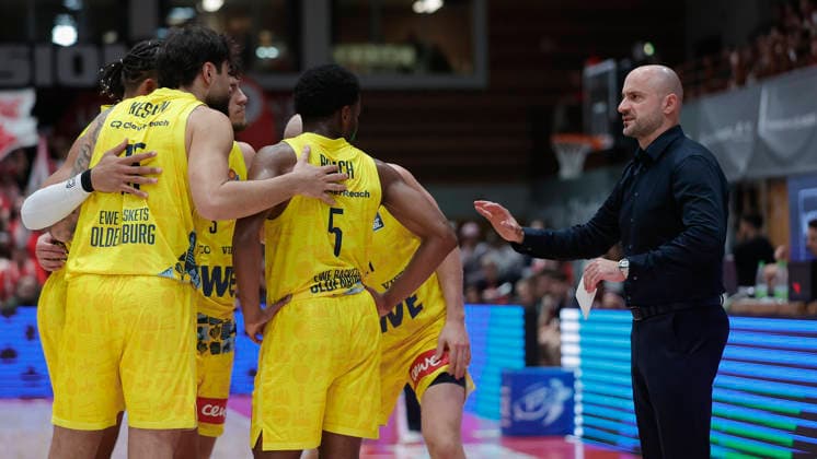 Im Bild: Head-Coach Milenko Bogicevic (EWE Baskets Oldenburg), rechts im Bild, mit Anweisungen an seine Spieler 25.09.2026, Fitness First Wuerzburg Baskets vs. EWE Baskets Oldenburg, easyCredit BBL, 2. Spieltag, Deutschland, 97072, tectake-Arena Wuerzburg, Copyright: HMBxMedia xJulienxBecker