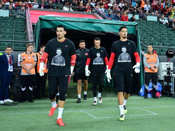 Turkiye v France - UEFA Nations League KOCAELI, TURKIYE - SEPTEMBER 25: Turkiye national team, Nationalteam players take to the pitch wearing T-shirts featuring a photo of Turkish Football Federation (TFF) Stadium Security Unit Officer Ebubekir Ucar, who died in a traffic accident, ahead of the UEFA Nations League A League Group 1 match between Turkiye and France at Kocaeli Stadium in Kocaeli, Turkiye, on September 25, 2026. Abdülhamid Hosbas Anadolu Kocaeli Turkey. Editorial use only. Please get in touch for any other usage.  Copyright: x2026xAnadoluxAbdülhamidxHoÅübaÅüx