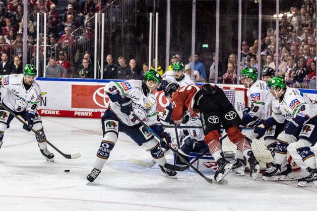 Ryan MacInnis (Koelner Haie, 77) vs Yannick Veilleux (Eisbaeren Berlin, 38), Ty Ronning (Eisbaeren Berlin, 09), Markus Vikingstad (Eisbaeren Berlin, 37) Koelner Haie vs. Eisbaeren Berlin, Eishockey, Penny DEL, Spieltag 03, 2026 2027, 25.09.2026 Koelner Haie vs. Eisbaeren Berlin, Eishockey, Penny DEL, Spieltag 03, 2026 2027, 25.09.2026 Koeln Copyright: xEibner-Pressefoto GerhardxWingenderx EP_GWR