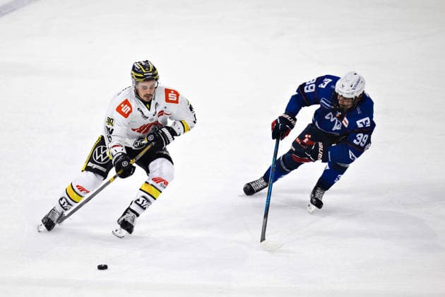 90 PAYERL Adam (Krefeld Pinguine) in battle for the Ball with 38 BROWN Patrick (Adler Mannheim) GER, Adler Mannheim vs. Krefeld Pinguine, Eishockey, PENNY DEL, 3. Spieltag, Spielzeit 2026 2027, 25.09.2026 GER, Adler Mannheim vs. Krefeld Pinguine, Eishockey, PENNY DEL, 3. Spieltag, Spielzeit 2026 2027, 25.09.2026 Deutschland Copyright: xEibner-Pressefoto LenaxUllrichx EP_LUH