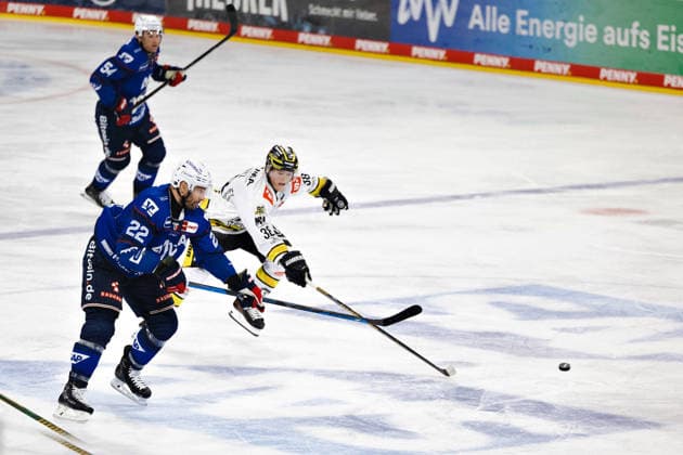 22 PLACHTA Matthias (Adler Mannheim) ion battle for the ball with 38 SCHÜTZ Tim (Krefeld Pinguine). GER, Adler Mannheim vs. Krefeld Pinguine, Eishockey, PENNY DEL, 3. Spieltag, Spielzeit 2026 2027, 25.09.2026 GER, Adler Mannheim vs. Krefeld Pinguine, Eishockey, PENNY DEL, 3. Spieltag, Spielzeit 2026 2027, 25.09.2026 Deutschland Copyright: xEibner-Pressefoto LenaxUllrichx EP_LUH