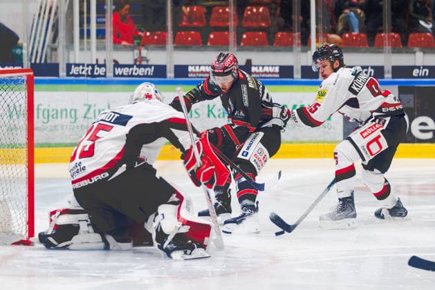 Edgars Homjakovs (71, ECDC Memmingen Indians), Olafr Schmidt (35, EHC Freiburg) und Kilian Kühnhauser (95, EHC Freiburg) beim Spiel zwischen ECDC Memmingen Indians v EHC Freiburg, Eishockey, Herren, DEL2, 2026 2027, 3.Spieltag am 25.09.2026 in Memmingen, Kutter Arena. Bayern Deutschland