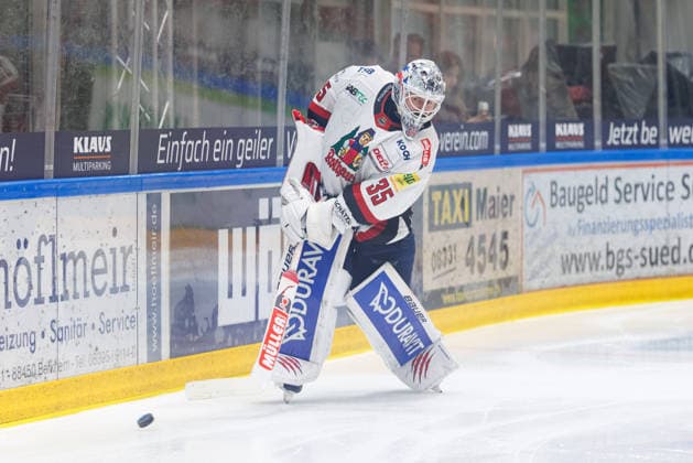 Olafr Schmidt (35, EHC Freiburg) beim Spiel zwischen ECDC Memmingen Indians v EHC Freiburg, Eishockey, Herren, DEL2, 2026 2027, 3.Spieltag am 25.09.2026 in Memmingen, Kutter Arena. Bayern Deutschland