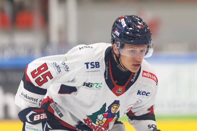Kilian Kühnhauser (95, EHC Freiburg) beim Spiel zwischen ECDC Memmingen Indians v EHC Freiburg, Eishockey, Herren, DEL2, 2026 2027, 3.Spieltag am 25.09.2026 in Memmingen, Kutter Arena. Bayern Deutschland