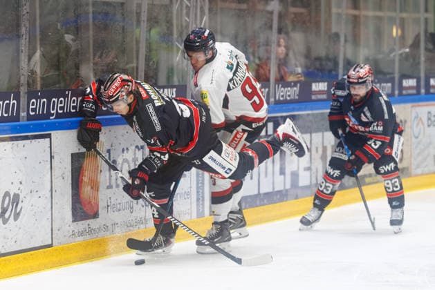 Joshua Rust (94, ECDC Memmingen Indians) und Kilian Kühnhauser (95, EHC Freiburg) beim Spiel zwischen ECDC Memmingen Indians v EHC Freiburg, Eishockey, Herren, DEL2, 2026 2027, 3.Spieltag am 25.09.2026 in Memmingen, Kutter Arena. Bayern Deutschland