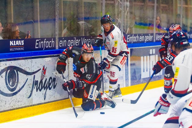 Joshua Rust (94, ECDC Memmingen Indians) und Kilian Kühnhauser (95, EHC Freiburg) beim Spiel zwischen ECDC Memmingen Indians v EHC Freiburg, Eishockey, Herren, DEL2, 2026 2027, 3.Spieltag am 25.09.2026 in Memmingen, Kutter Arena. Bayern Deutschland