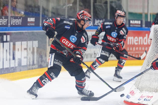 Markus Lillich (28, ECDC Memmingen Indians) beim Spiel zwischen ECDC Memmingen Indians v EHC Freiburg, Eishockey, Herren, DEL2, 2026 2027, 3.Spieltag am 25.09.2026 in Memmingen, Kutter Arena. Bayern Deutschland