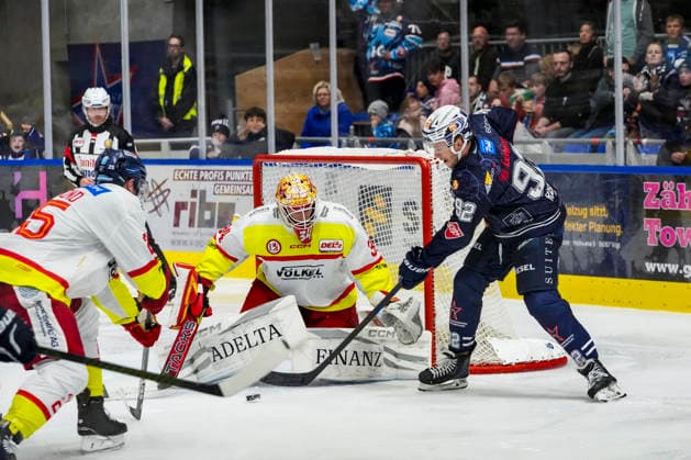 Torchance zum 1:1 von Mark Rassell (Towerstars Ravensburg, 92) gegen Jonas Langmann (Duesseldorfer EG, 34), GER, Ravensburg Towerstars vs. Duesseldorfer EG, Eishockey, DEL2 Hauptrunde, 3. Spieltag, Spielzeit 2026 2027, 25.09.2026 GER, Ravensburg Towerstars vs. Duesseldorfer EG, Eishockey, DEL2 Hauptrunde, 3. Spieltag, Spielzeit 2026 2027, 25.09.2026 Ravensburg Copyright: xEibner-Pressefoto MaximilianxRistx EP_MRT