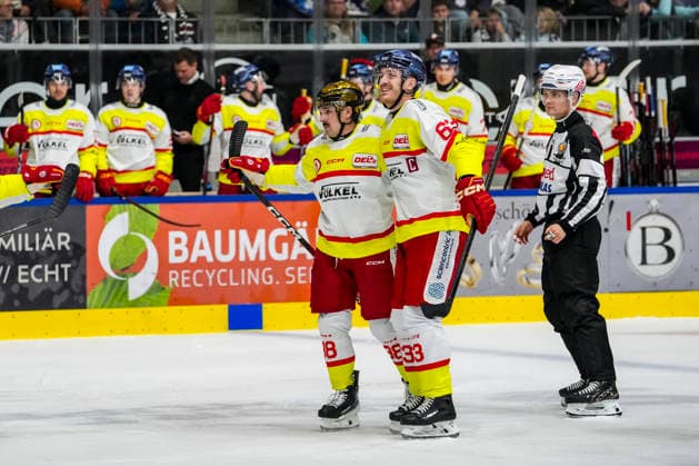 Torjubel zum 0:2 von Carter Turnbull (Duesseldorfer EG, 98) und Maximilian Faber (Duesseldorfer EG, 63), GER, Ravensburg Towerstars vs. Duesseldorfer EG, Eishockey, DEL2 Hauptrunde, 3. Spieltag, Spielzeit 2026 2027, 25.09.2026 GER, Ravensburg Towerstars vs. Duesseldorfer EG, Eishockey, DEL2 Hauptrunde, 3. Spieltag, Spielzeit 2026 2027, 25.09.2026 Ravensburg Copyright: xEibner-Pressefoto MaximilianxRistx EP_MRT