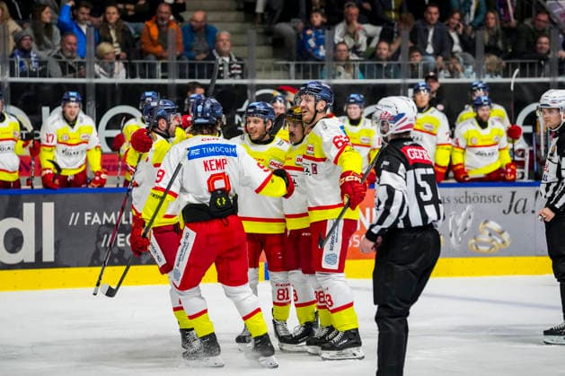 Torjubel zum 0:2 von Carter Turnbull (Duesseldorfer EG, 98) und Mannschaft, GER, Ravensburg Towerstars vs. Duesseldorfer EG, Eishockey, DEL2 Hauptrunde, 3. Spieltag, Spielzeit 2026 2027, 25.09.2026 GER, Ravensburg Towerstars vs. Duesseldorfer EG, Eishockey, DEL2 Hauptrunde, 3. Spieltag, Spielzeit 2026 2027, 25.09.2026 Ravensburg Copyright: xEibner-Pressefoto MaximilianxRistx EP_MRT