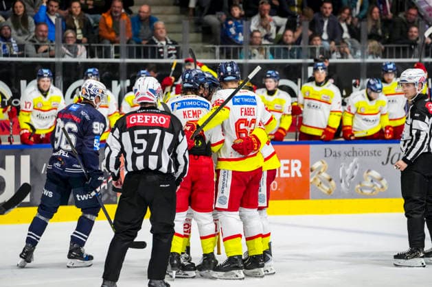 Torjubel zum 0:2 von Carter Turnbull (Duesseldorfer EG, 98) und Mannschaft, GER, Ravensburg Towerstars vs. Duesseldorfer EG, Eishockey, DEL2 Hauptrunde, 3. Spieltag, Spielzeit 2026 2027, 25.09.2026 GER, Ravensburg Towerstars vs. Duesseldorfer EG, Eishockey, DEL2 Hauptrunde, 3. Spieltag, Spielzeit 2026 2027, 25.09.2026 Ravensburg Copyright: xEibner-Pressefoto MaximilianxRistx EP_MRT