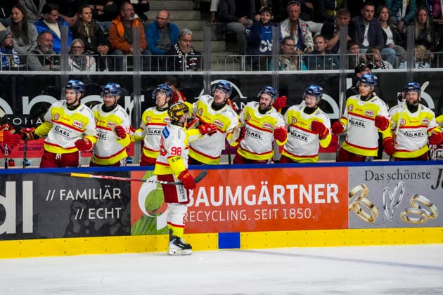 Carter Turnbull (Duesseldorfer EG, 98) beim Abklatschen an der Bank nach seinem Tor zum 0:2, GER, Ravensburg Towerstars vs. Duesseldorfer EG, Eishockey, DEL2 Hauptrunde, 3. Spieltag, Spielzeit 2026 2027, 25.09.2026 GER, Ravensburg Towerstars vs. Duesseldorfer EG, Eishockey, DEL2 Hauptrunde, 3. Spieltag, Spielzeit 2026 2027, 25.09.2026 Ravensburg Copyright: xEibner-Pressefoto MaximilianxRistx EP_MRT