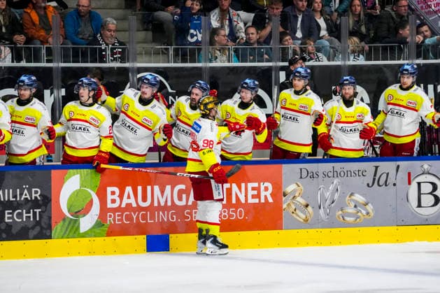 Carter Turnbull (Duesseldorfer EG, 98) beim Abklatschen an der Bank nach seinem Tor zum 0:2, GER, Ravensburg Towerstars vs. Duesseldorfer EG, Eishockey, DEL2 Hauptrunde, 3. Spieltag, Spielzeit 2026 2027, 25.09.2026 GER, Ravensburg Towerstars vs. Duesseldorfer EG, Eishockey, DEL2 Hauptrunde, 3. Spieltag, Spielzeit 2026 2027, 25.09.2026 Ravensburg Copyright: xEibner-Pressefoto MaximilianxRistx EP_MRT