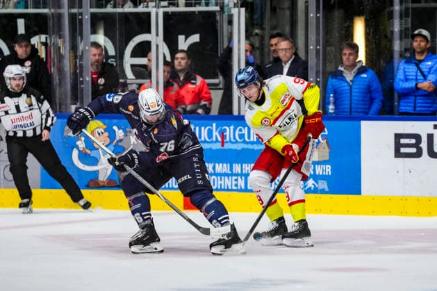 Kampf um den Puck Zweikampf zwischen Denis Pfaffengut (Towerstars Ravensburg, 76) und Brett Kemp (Duesseldorfer EG, 9), GER, Ravensburg Towerstars vs. Duesseldorfer EG, Eishockey, DEL2 Hauptrunde, 3. Spieltag, Spielzeit 2026 2027, 25.09.2026 GER, Ravensburg Towerstars vs. Duesseldorfer EG, Eishockey, DEL2 Hauptrunde, 3. Spieltag, Spielzeit 2026 2027, 25.09.2026 Ravensburg Copyright: xEibner-Pressefoto MaximilianxRistx EP_MRT