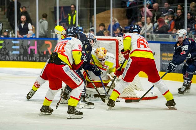 Torchance zum 1:2 von Matt Fonteyne (Towerstars Ravensburg, 17) gegen Jonas Langmann (Duesseldorfer EG, 34), GER, Ravensburg Towerstars vs. Duesseldorfer EG, Eishockey, DEL2 Hauptrunde, 3. Spieltag, Spielzeit 2026 2027, 25.09.2026 GER, Ravensburg Towerstars vs. Duesseldorfer EG, Eishockey, DEL2 Hauptrunde, 3. Spieltag, Spielzeit 2026 2027, 25.09.2026 Ravensburg Copyright: xEibner-Pressefoto MaximilianxRistx EP_MRT
