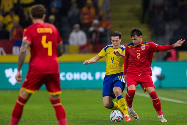 260925 Elliot Stroud of Sweden and Andrei RaÈ›iu of Romania during the Nations League football match between Sweden and Romania on September 25, 2026 in Stockholm. Photo: Kenta Jönsson BILDBYRAN COP 210 JM0854 bbeng fotboll football soccer fotball nations league uefa nations league sverige sweden sverige a rumänien romania Copyright: KENTAxJÖNSSON BB260925KJ025