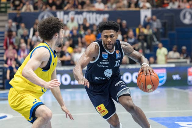 Isaiah Moses (Jena, 11), Anthony Gaines (MBC, 11), Syntainics MBC vs. Science City Jena, BBL, Basketball Männer, 1. Bundesliga, 2. Spieltag, Saison 2026 27, 25.09.2026. Weißenfels Stadthalle Sachsen-Anhalt Deutschland