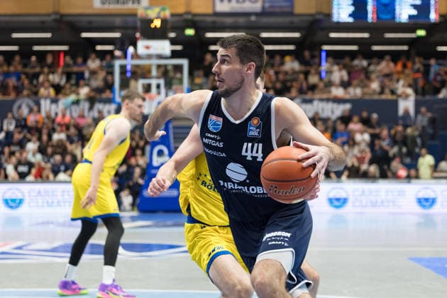 Jure Planinic (MBC, 44), Christian Skladanowski (Jena, 10), Syntainics MBC vs. Science City Jena, BBL, Basketball Männer, 1. Bundesliga, 2. Spieltag, Saison 2026 27, 25.09.2026. Weißenfels Stadthalle Sachsen-Anhalt Deutschland