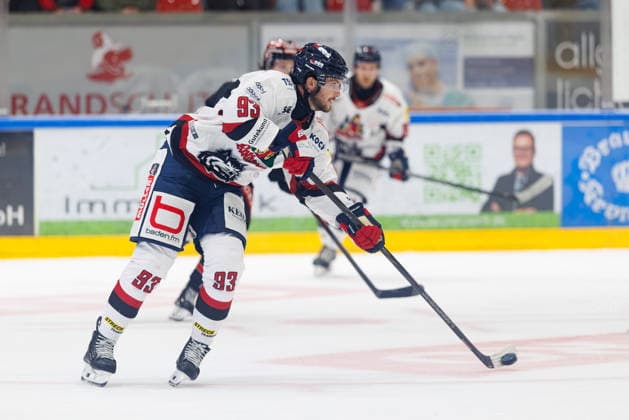 Parker Bowles (93, EHC Freiburg) beim Spiel zwischen ECDC Memmingen Indians v EHC Freiburg, Eishockey, Herren, DEL2, 2026 2027, 3.Spieltag am 25.09.2026 in Memmingen, Kutter Arena. Bayern Deutschland