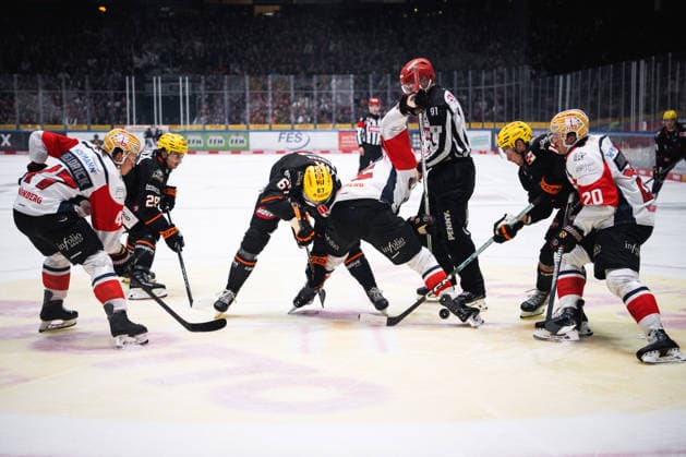 Matthew Wedman (Loewen Frankfurt, 67), Ryan Jones (Nuernberg Ice Tigers, 20) GER, Loewen Frankfurt vs. Nuernberg Ice Tigers, Eishockey, Penny DEL, 3. Spieltag, Saison 2026 2027, 25.09.2026 Eibner-Pressefoto Attila Ziga GER, Loewen Frankfurt vs. Nuernberg Ice Tigers, Eishockey, Penny DEL, 3. Spieltag, Saison 2026 2027, 25.09.2026 Frankfurt Copyright: xEibner-Pressefotox EP_AZA