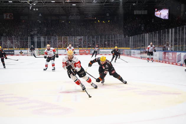 Ryan Jones (Nuernberg Ice Tigers, 20), Anthony Romano (Loewen Frankfurt, 29) GER, Loewen Frankfurt vs. Nuernberg Ice Tigers, Eishockey, Penny DEL, 3. Spieltag, Saison 2026 2027, 25.09.2026 Eibner-Pressefoto Attila Ziga GER, Loewen Frankfurt vs. Nuernberg Ice Tigers, Eishockey, Penny DEL, 3. Spieltag, Saison 2026 2027, 25.09.2026 Frankfurt Copyright: xEibner-Pressefotox EP_AZA
