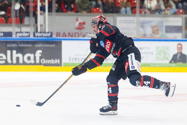 Kevin Wall (64, ECDC Memmingen Indians) beim Spiel zwischen ECDC Memmingen Indians v EHC Freiburg, Eishockey, Herren, DEL2, 2026 2027, 3.Spieltag am 25.09.2026 in Memmingen, Kutter Arena. Bayern Deutschland