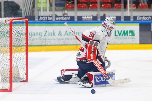 Olafr Schmidt (35, EHC Freiburg) beim Spiel zwischen ECDC Memmingen Indians v EHC Freiburg, Eishockey, Herren, DEL2, 2026 2027, 3.Spieltag am 25.09.2026 in Memmingen, Kutter Arena. Bayern Deutschland