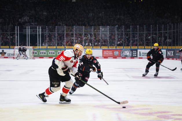 Constantin Braun (Nuernberg Ice Tigers, 90), Markus Schweiger (Loewen Frankfurt, 64) GER, Loewen Frankfurt vs. Nuernberg Ice Tigers, Eishockey, Penny DEL, 3. Spieltag, Saison 2026 2027, 25.09.2026 Eibner-Pressefoto Attila Ziga GER, Loewen Frankfurt vs. Nuernberg Ice Tigers, Eishockey, Penny DEL, 3. Spieltag, Saison 2026 2027, 25.09.2026 Frankfurt Copyright: xEibner-Pressefotox EP_AZA