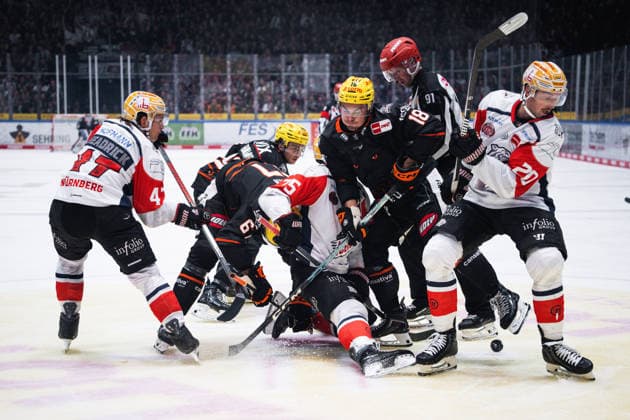 Nikolaus Heigl (Nuernberg Ice Tigers, 15), Eric Uba (Loewen Frankfurt, 18) GER, Loewen Frankfurt vs. Nuernberg Ice Tigers, Eishockey, Penny DEL, 3. Spieltag, Saison 2026 2027, 25.09.2026 Eibner-Pressefoto Attila Ziga GER, Loewen Frankfurt vs. Nuernberg Ice Tigers, Eishockey, Penny DEL, 3. Spieltag, Saison 2026 2027, 25.09.2026 Frankfurt Copyright: xEibner-Pressefotox EP_AZA