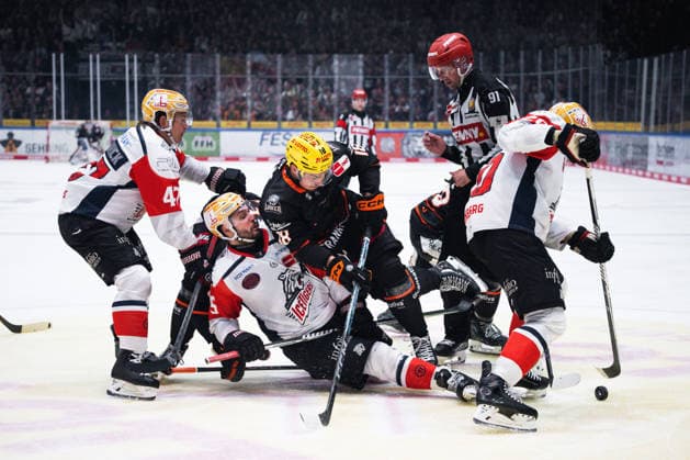 Nikolaus Heigl (Nuernberg Ice Tigers, 15), Eric Uba (Loewen Frankfurt, 18) GER, Loewen Frankfurt vs. Nuernberg Ice Tigers, Eishockey, Penny DEL, 3. Spieltag, Saison 2026 2027, 25.09.2026 Eibner-Pressefoto Attila Ziga GER, Loewen Frankfurt vs. Nuernberg Ice Tigers, Eishockey, Penny DEL, 3. Spieltag, Saison 2026 2027, 25.09.2026 Frankfurt Copyright: xEibner-Pressefotox EP_AZA
