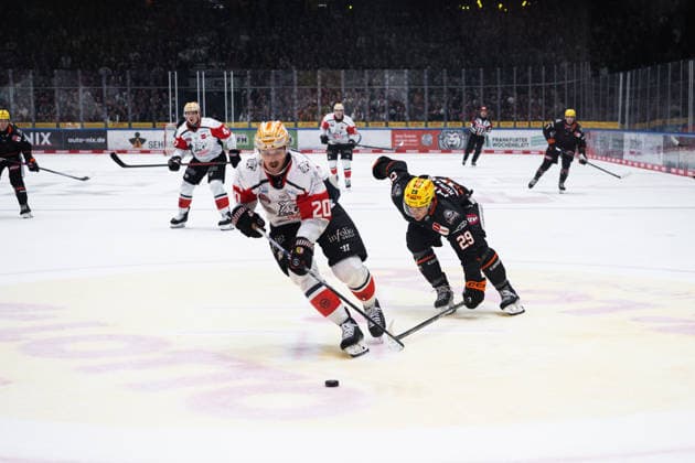 Ryan Jones (Nuernberg Ice Tigers, 20), Anthony Romano (Loewen Frankfurt, 29) GER, Loewen Frankfurt vs. Nuernberg Ice Tigers, Eishockey, Penny DEL, 3. Spieltag, Saison 2026 2027, 25.09.2026 Eibner-Pressefoto Attila Ziga GER, Loewen Frankfurt vs. Nuernberg Ice Tigers, Eishockey, Penny DEL, 3. Spieltag, Saison 2026 2027, 25.09.2026 Frankfurt Copyright: xEibner-Pressefotox EP_AZA