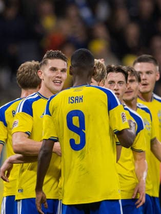 260925 Viktor Gyökeres of Sweden celebrates with Alexander Isak after scoring 2-1 during the Nations League football match between Sweden and Romania on September 25, 2026 in Stockholm. Photo: Kenta Jönsson BILDBYRAN COP 210 JM0854 bbeng fotboll football soccer fotball nations league uefa nations league sverige sweden sverige a rumänien romania Copyright: KENTAxJÖNSSON BB260925KJ030